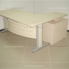  Стол для компьютера. Стол офисный на металлических опорах.