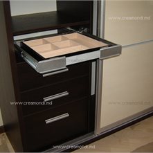  Шкафы-купе Специальное место для бижутерии.