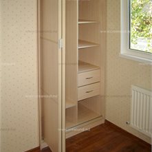 Шкафы-купе Небольшой встроеный шкаф спрятался в углу