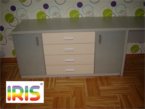 IRISДекоративные плёнки IRIS8364A Mini silver stripes на фасадах тумбы.