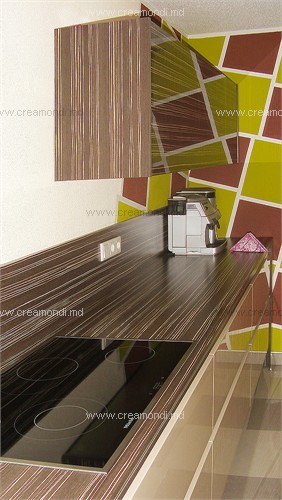 КухниКухня со шпоном TABU и глянцевыми фасадами HPL Formica