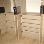 Спрятанные за дверьми  выдвижные ящики в шкафах.