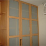 Шкаф с распашными дверьми в матовом стекле.
