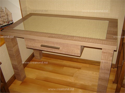 Мебель для домаСтолик с натуральным покрытием под стеклом.
