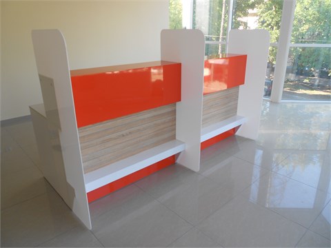 Мебель для работыСтолы для операторов компании по микрофинансированию.