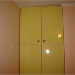 NOBILE Примеры применения глянцевых МДФ-плит NOBILE. Двери в нишу в детской комнате.